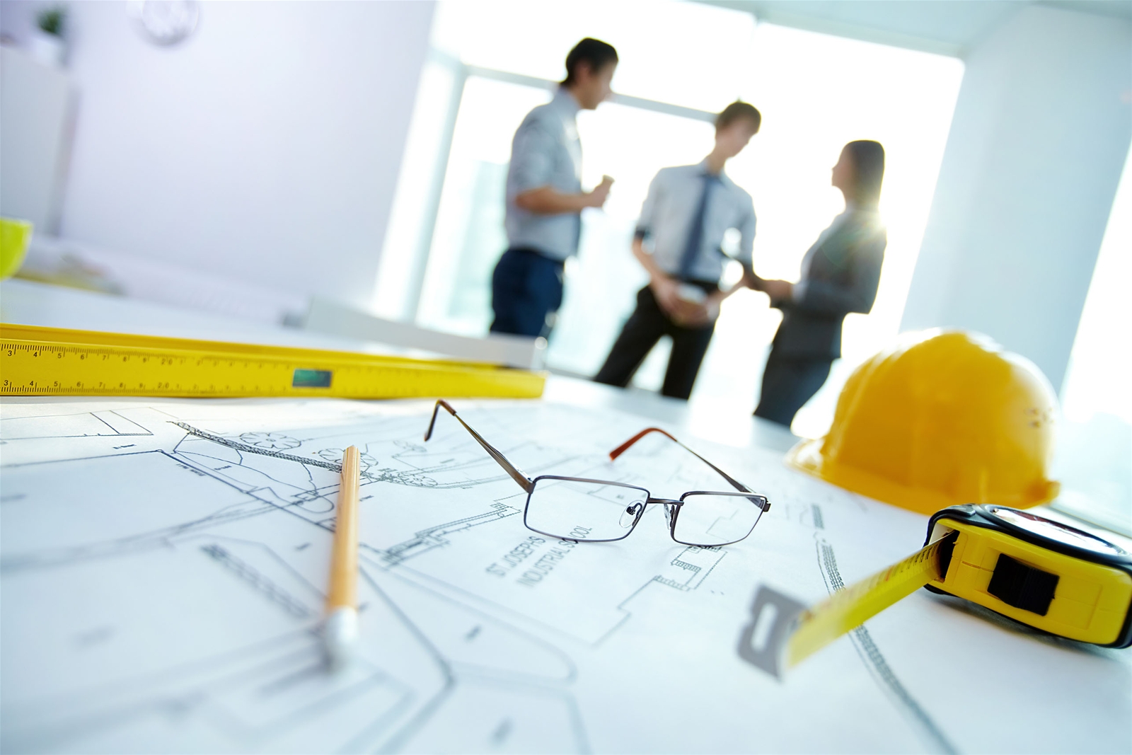 Việc cấp giấy phép xây dựng cho toàn bộ công trình thuộc dự án hoặc cấp giấy phép cho từng công trình riêng lẻ là theo đề nghị của chủ đầu tư có công trình phải xin giấy phép xây dựng
